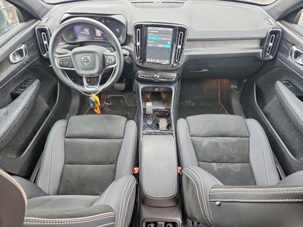 2022 VOLVO C40