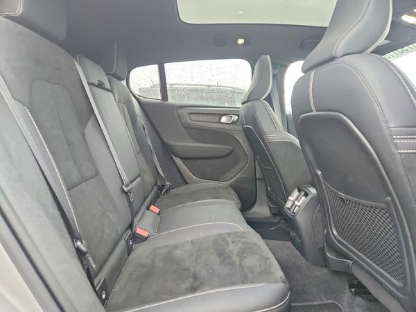 2022 VOLVO C40