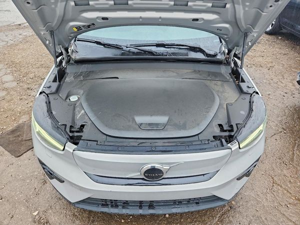2022 VOLVO C40