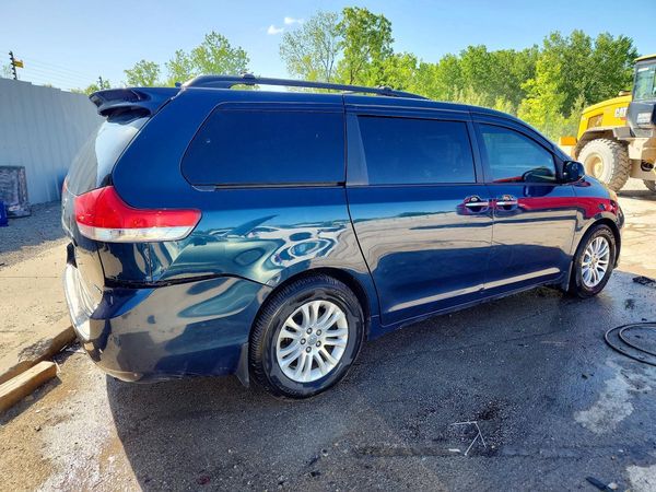 2012 TOYOTA SIENNA