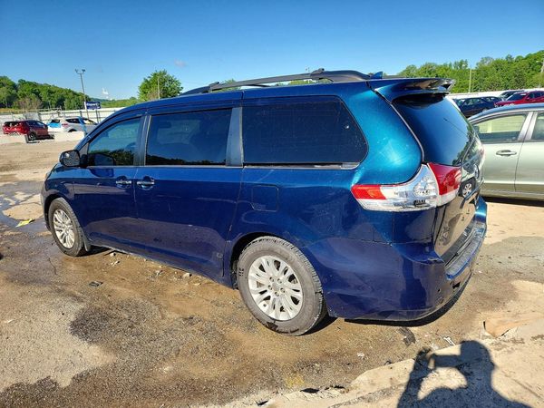 2012 TOYOTA SIENNA