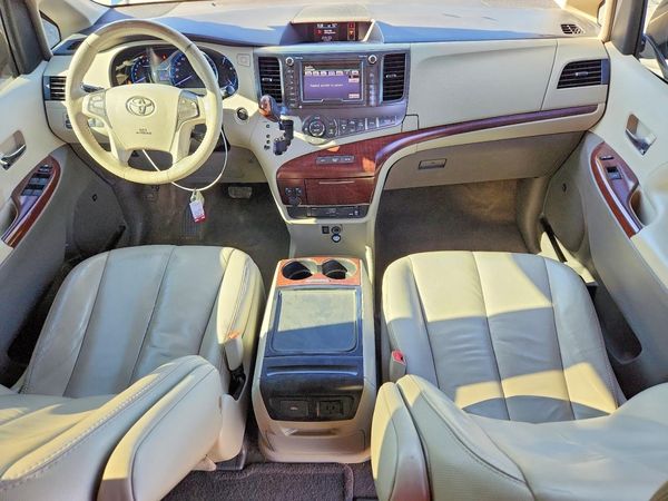 2012 TOYOTA SIENNA