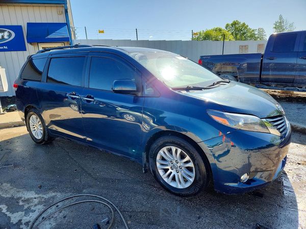 2012 TOYOTA SIENNA