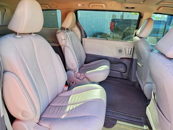 2012 TOYOTA SIENNA
