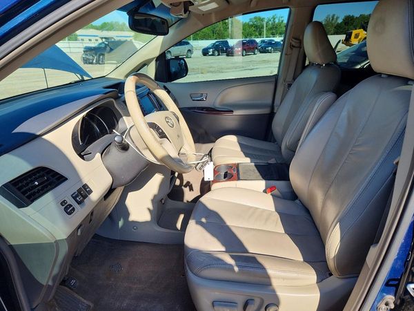 2012 TOYOTA SIENNA