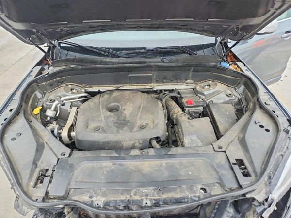 2019 VOLVO XC90 R-Design — Engine bay