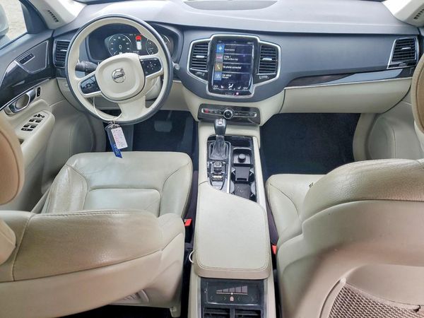 2018 VOLVO XC90 Momentum