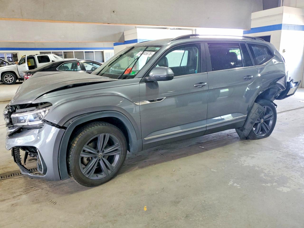 2021 VOLKSWAGEN ATLAS SE w/ Tech R-Line — Front 3/4