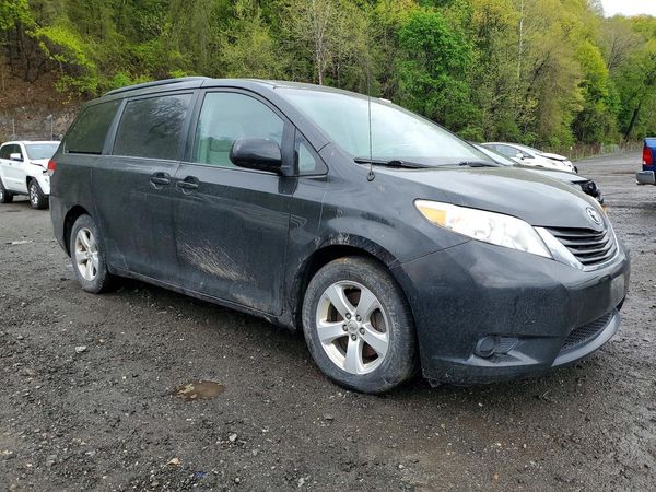 2013 TOYOTA SIENNA