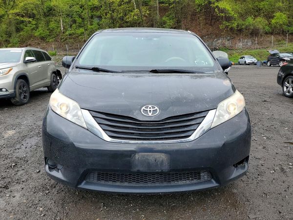 2013 TOYOTA SIENNA