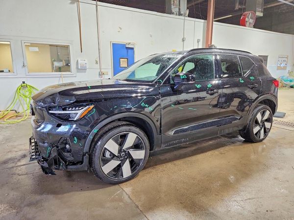 2023 VOLVO XC40