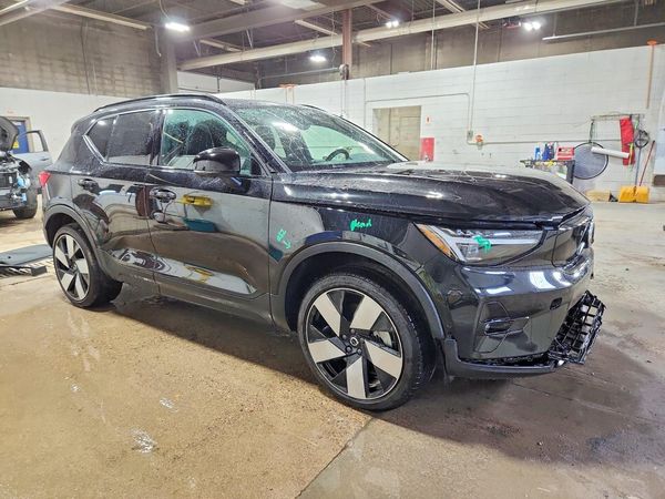 2023 VOLVO XC40
