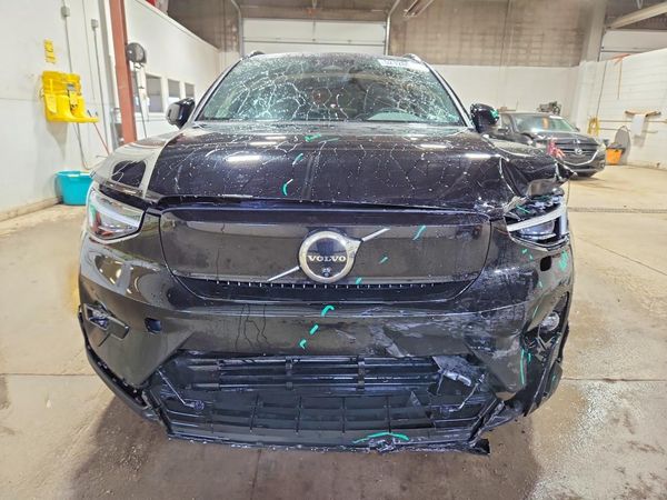 2023 VOLVO XC40