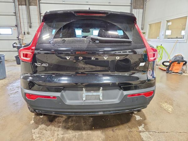 2023 VOLVO XC40