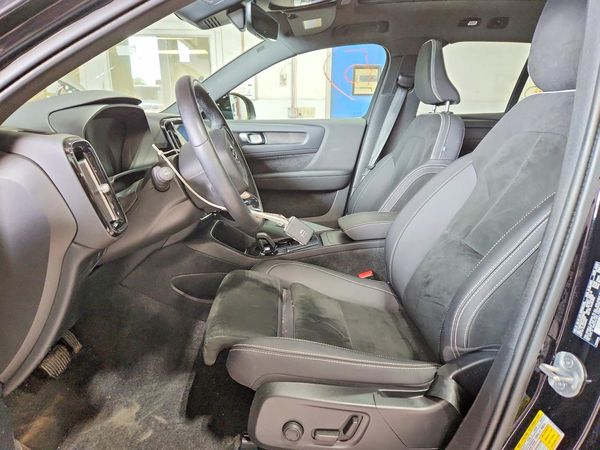 2023 VOLVO XC40