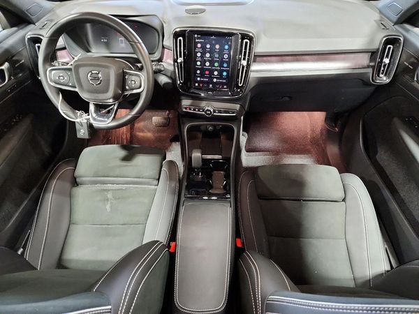 2023 VOLVO XC40