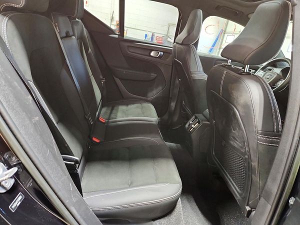 2023 VOLVO XC40