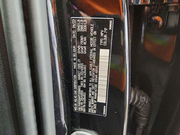 2023 VOLVO XC40