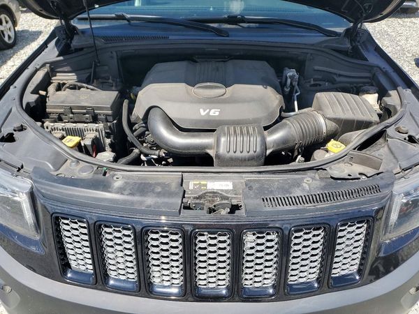 2014 JEEP CHEROKEE Laredo — Engine bay