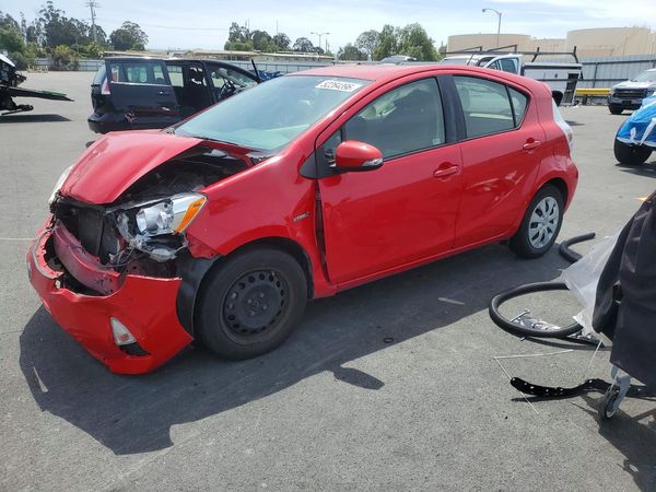 2014 TOYOTA PRIUS — Front 3/4