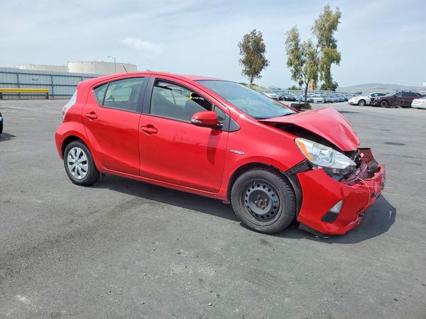 2014 TOYOTA PRIUS — Passenger 3/4