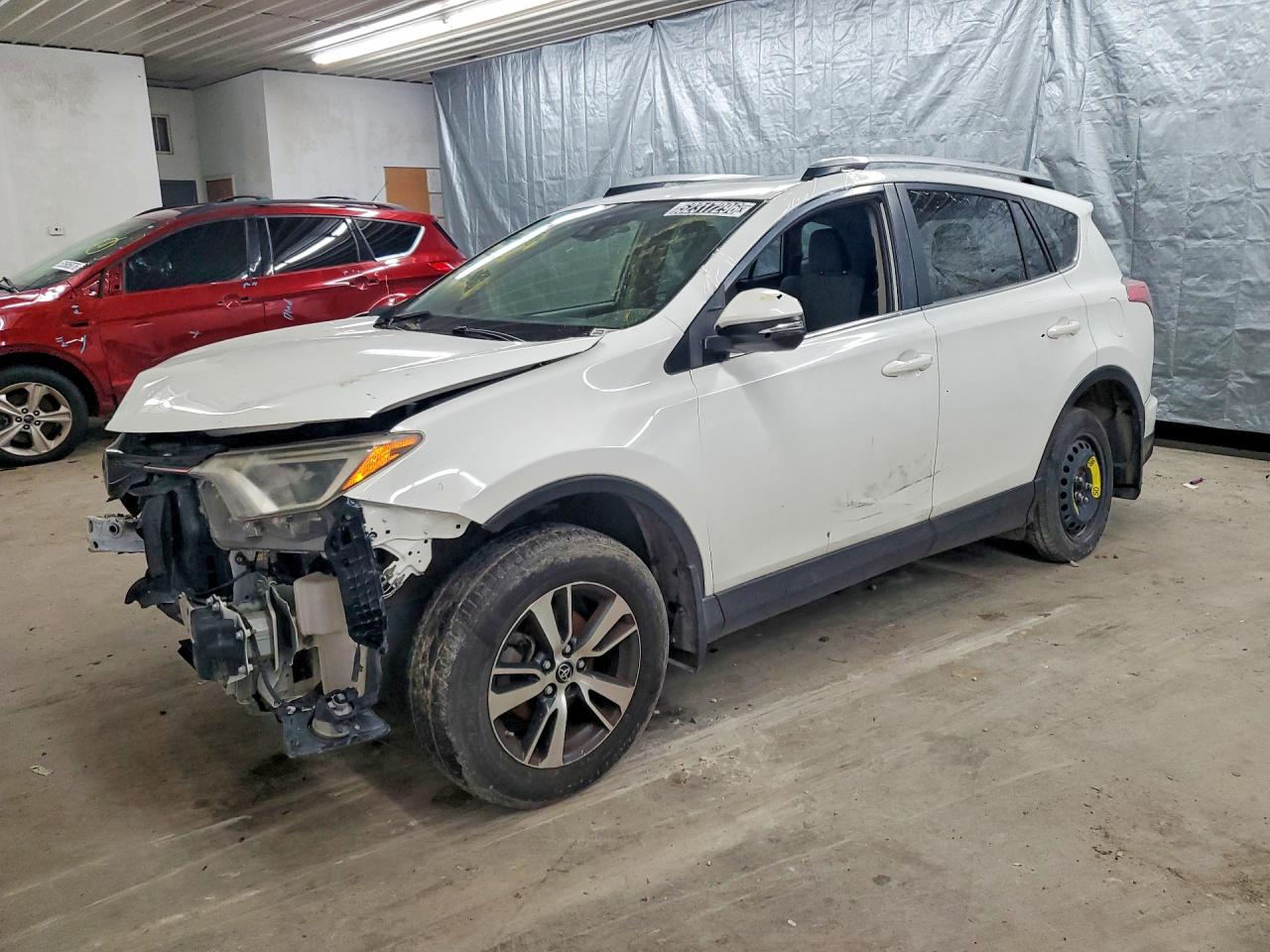 2018 TOYOTA RAV4 Adventure/XLE — Front 3/4