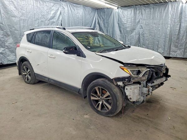 2018 TOYOTA RAV4 Adventure/XLE — Passenger 3/4