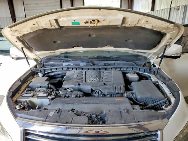 2013 INFINITI QX56 — Engine bay