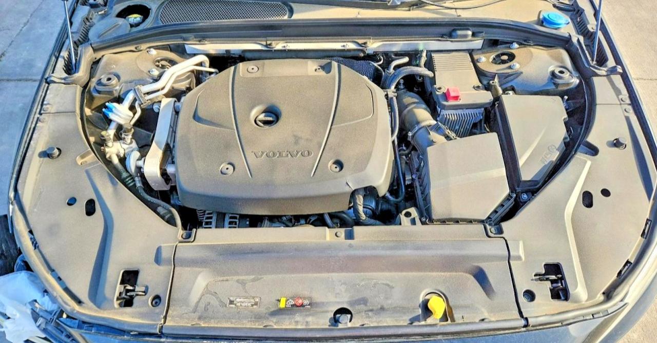 2017 VOLVO S90 Momentum