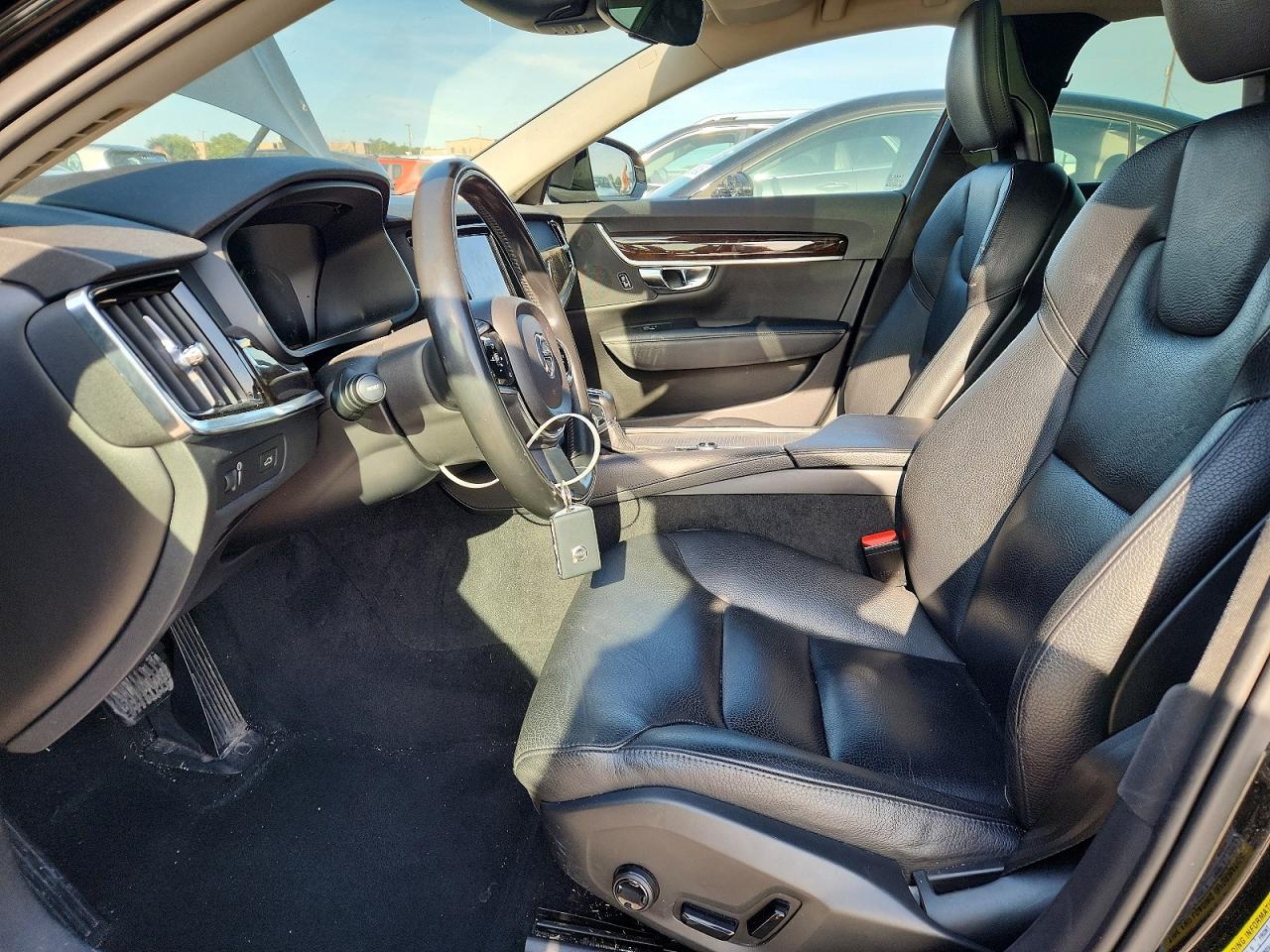 2017 VOLVO S90 Momentum