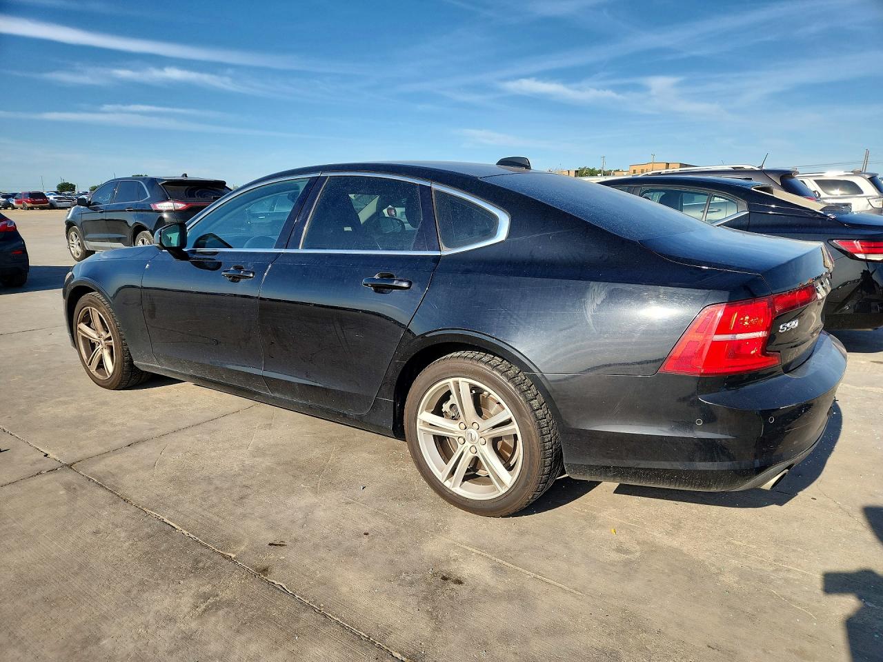 2017 VOLVO S90 Momentum