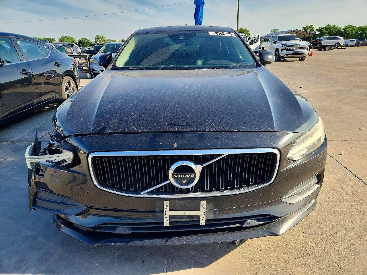 2017 VOLVO S90 Momentum