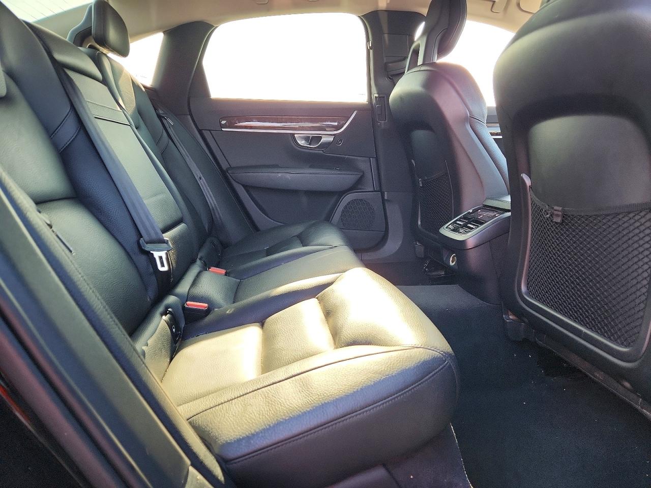 2017 VOLVO S90 Momentum