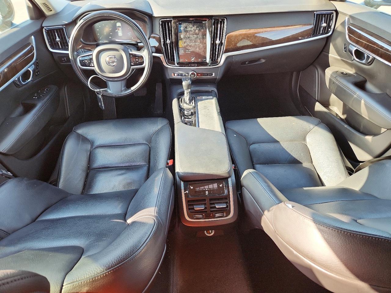 2017 VOLVO S90 Momentum