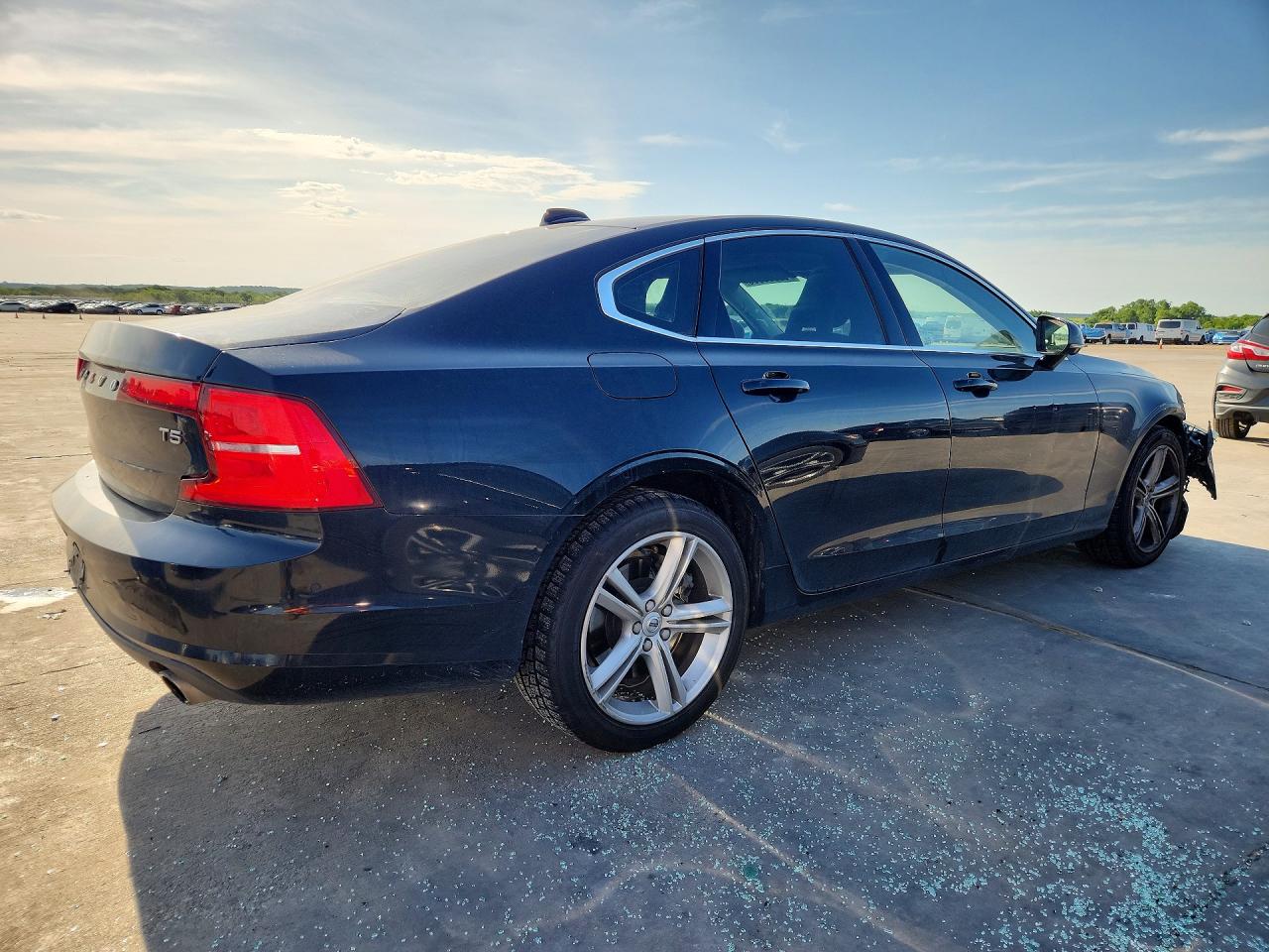 2017 VOLVO S90 Momentum