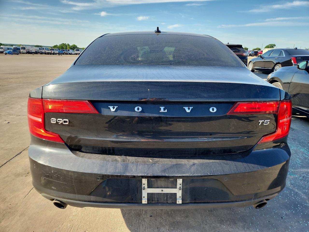 2017 VOLVO S90 Momentum