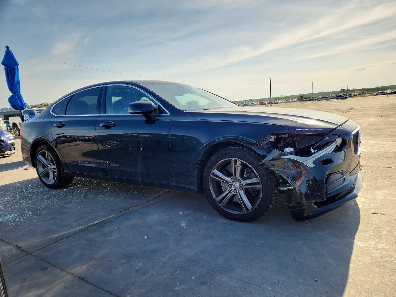 2017 VOLVO S90 Momentum