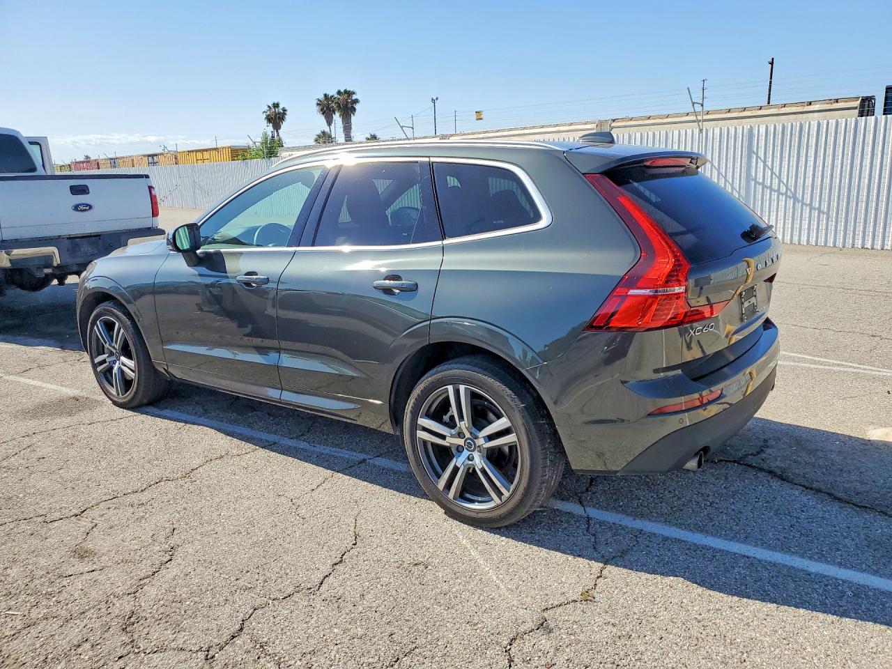 2021 VOLVO XC60 Momentum