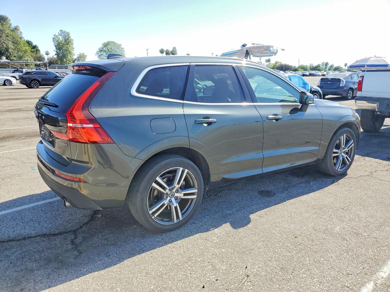 2021 VOLVO XC60 Momentum