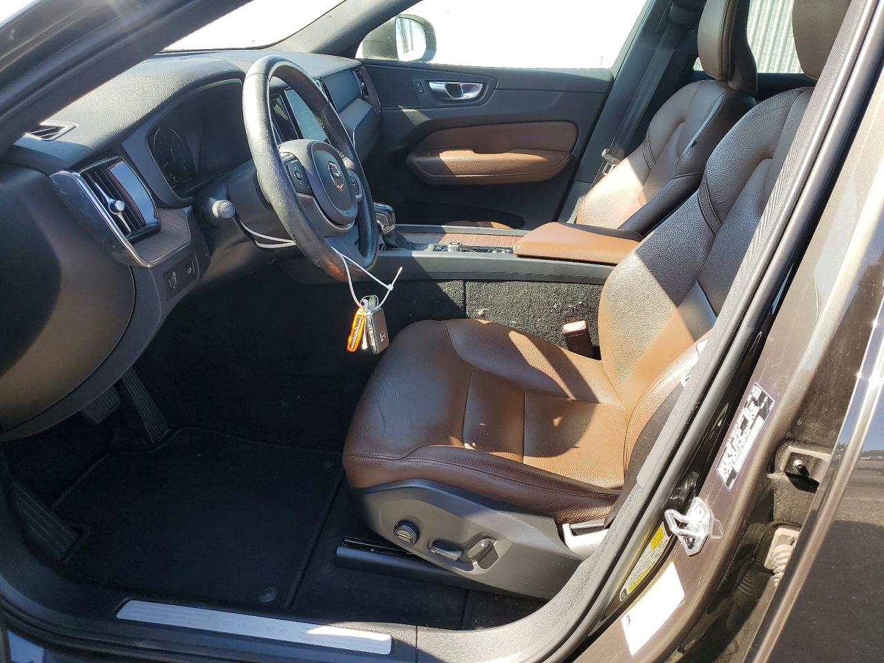 2021 VOLVO XC60 Momentum