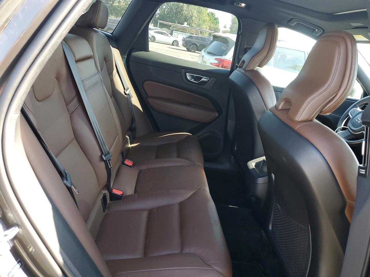 2021 VOLVO XC60 Momentum