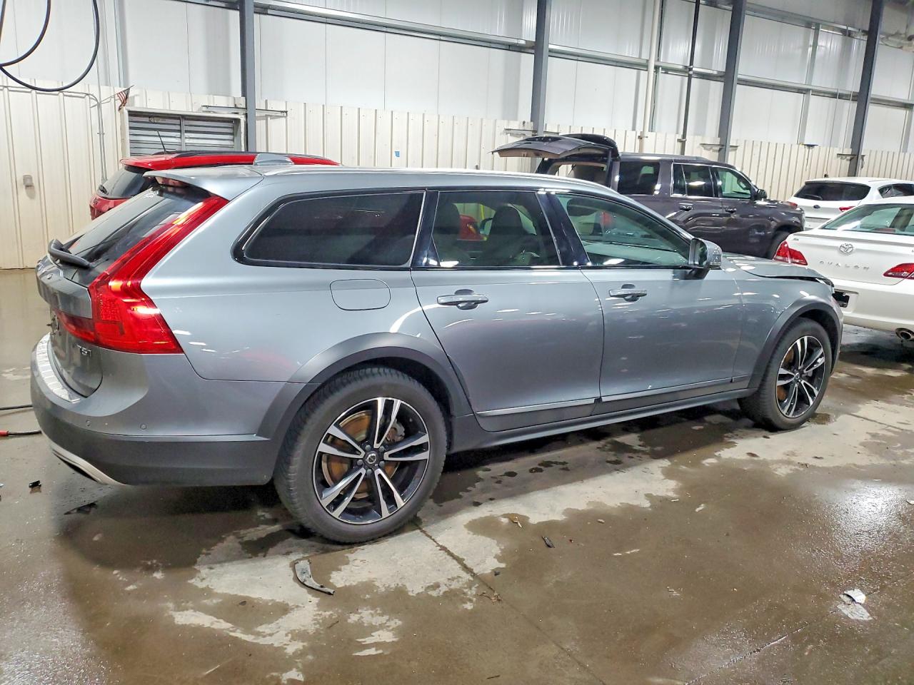 2019 VOLVO V90 CROSS COUNTRY Momentum