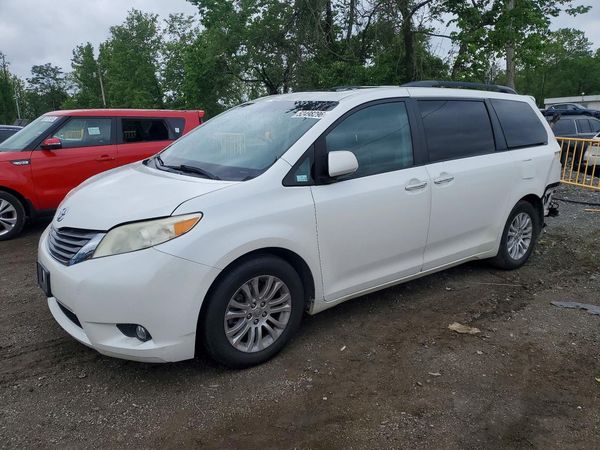 2016 TOYOTA SIENNA