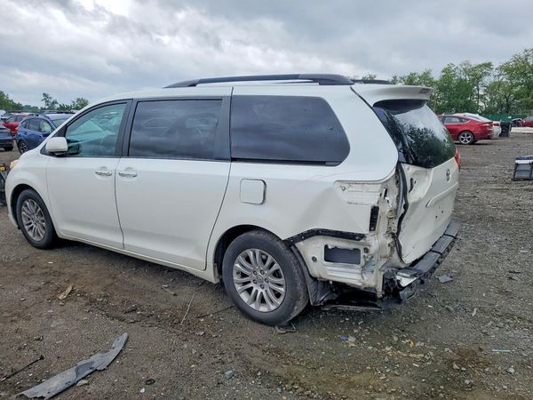 2016 TOYOTA SIENNA