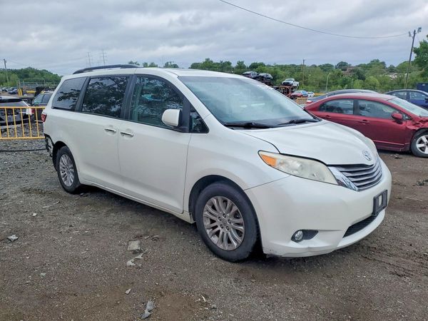 2016 TOYOTA SIENNA