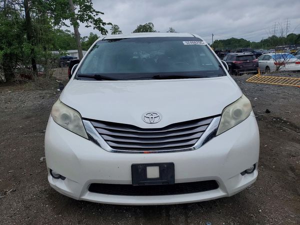 2016 TOYOTA SIENNA
