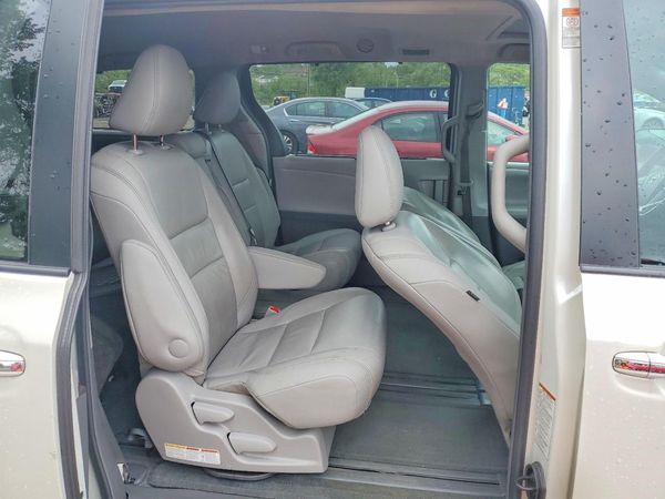 2016 TOYOTA SIENNA
