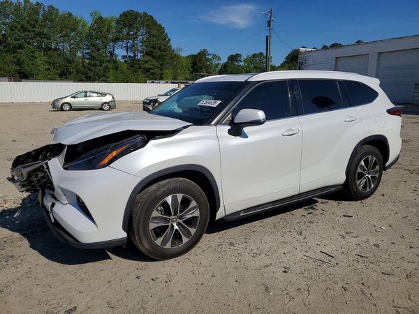 2022 TOYOTA HIGHLANDER XLE