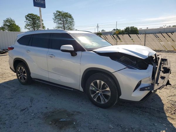2022 TOYOTA HIGHLANDER XLE