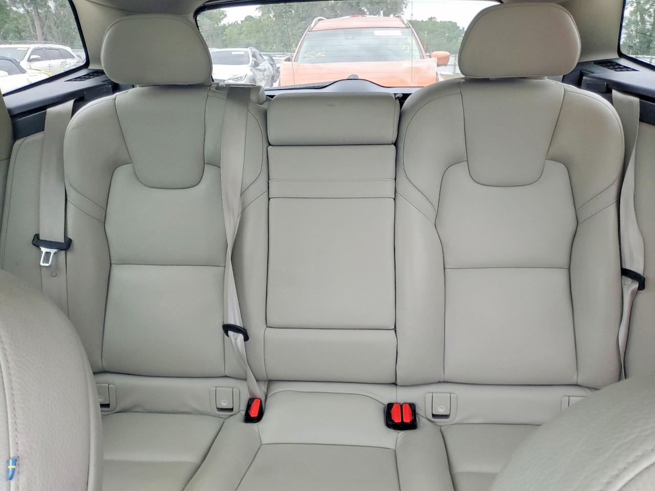 2019 VOLVO XC60 Momentum